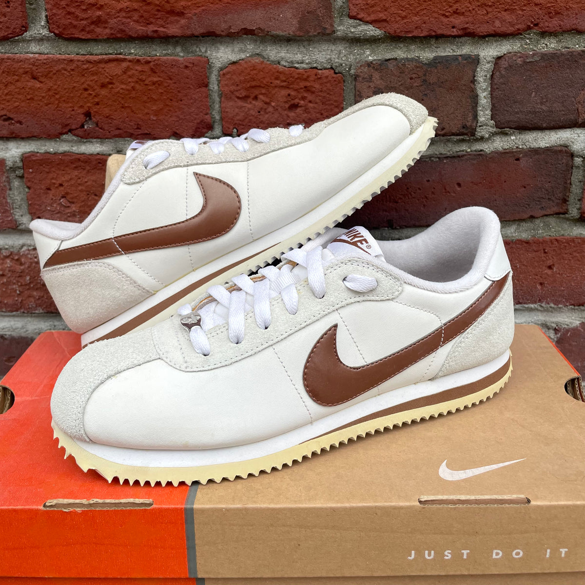 Nike cortez maroon outlet and white